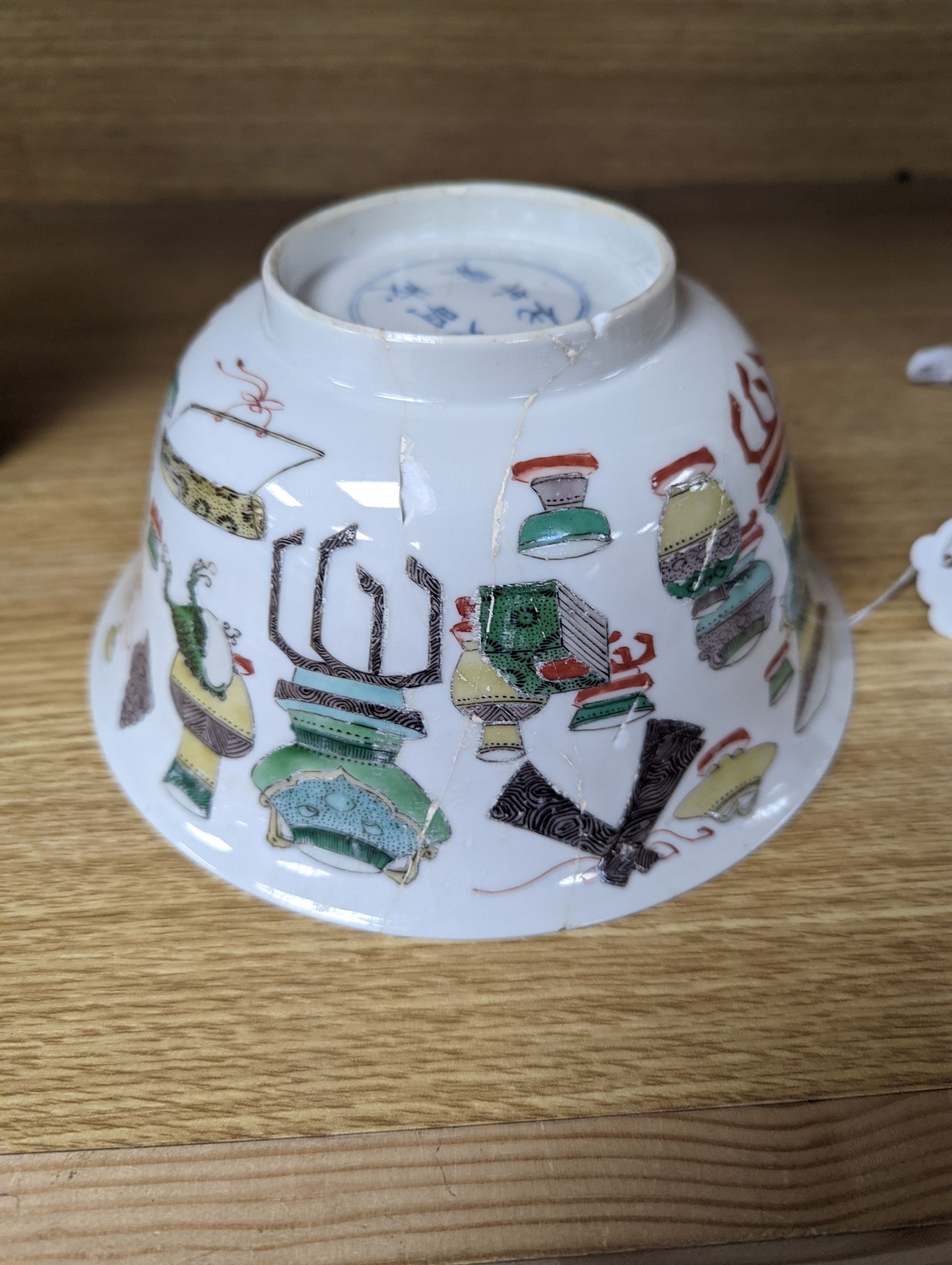A Kangxi famille verte bowl, 20cm (a.f.) and a Chinese Dowager Empress-pattern pillow with dragons